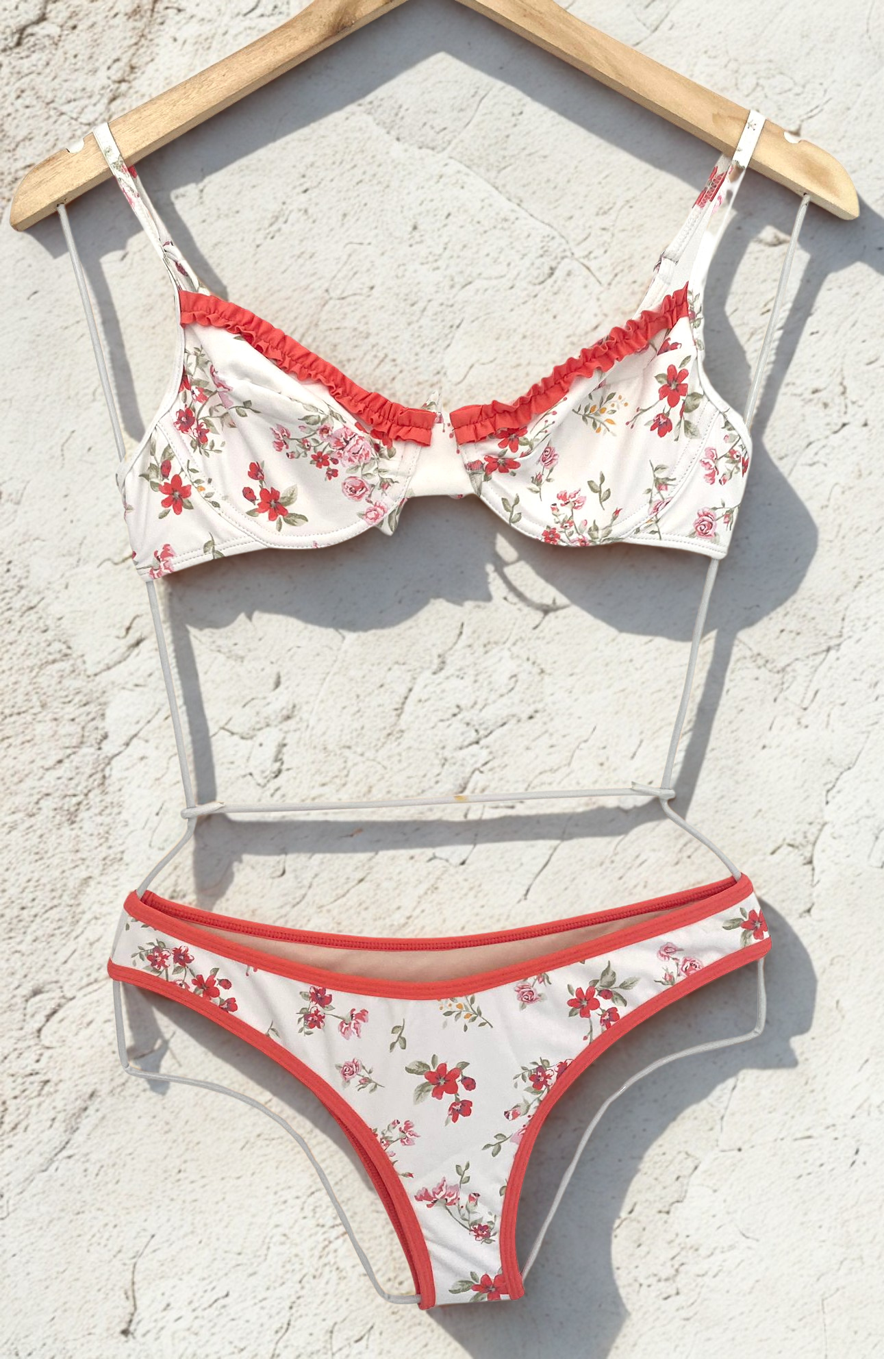 Bikini Colette con volantes coral